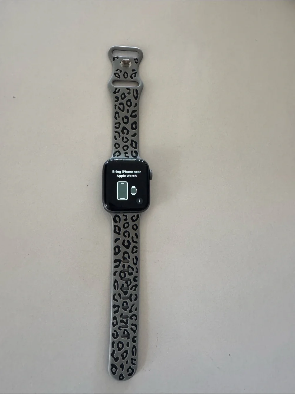 Apple Watch Series 5 40mm Aluminum Silver Case with Gray Leopard Band